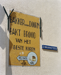 801054 Afbeelding van de gerestaureerde muurreclame op de zijgevel in de Zwaansteeg van het huis Springweg 84 te Utrecht.